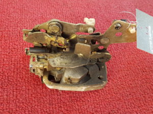 Türschloss Schloss Mazda 121 DB Türe hinten links 90-95 D06273310